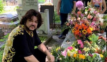 Филипп Киркоров возложил цветы на могилу матери